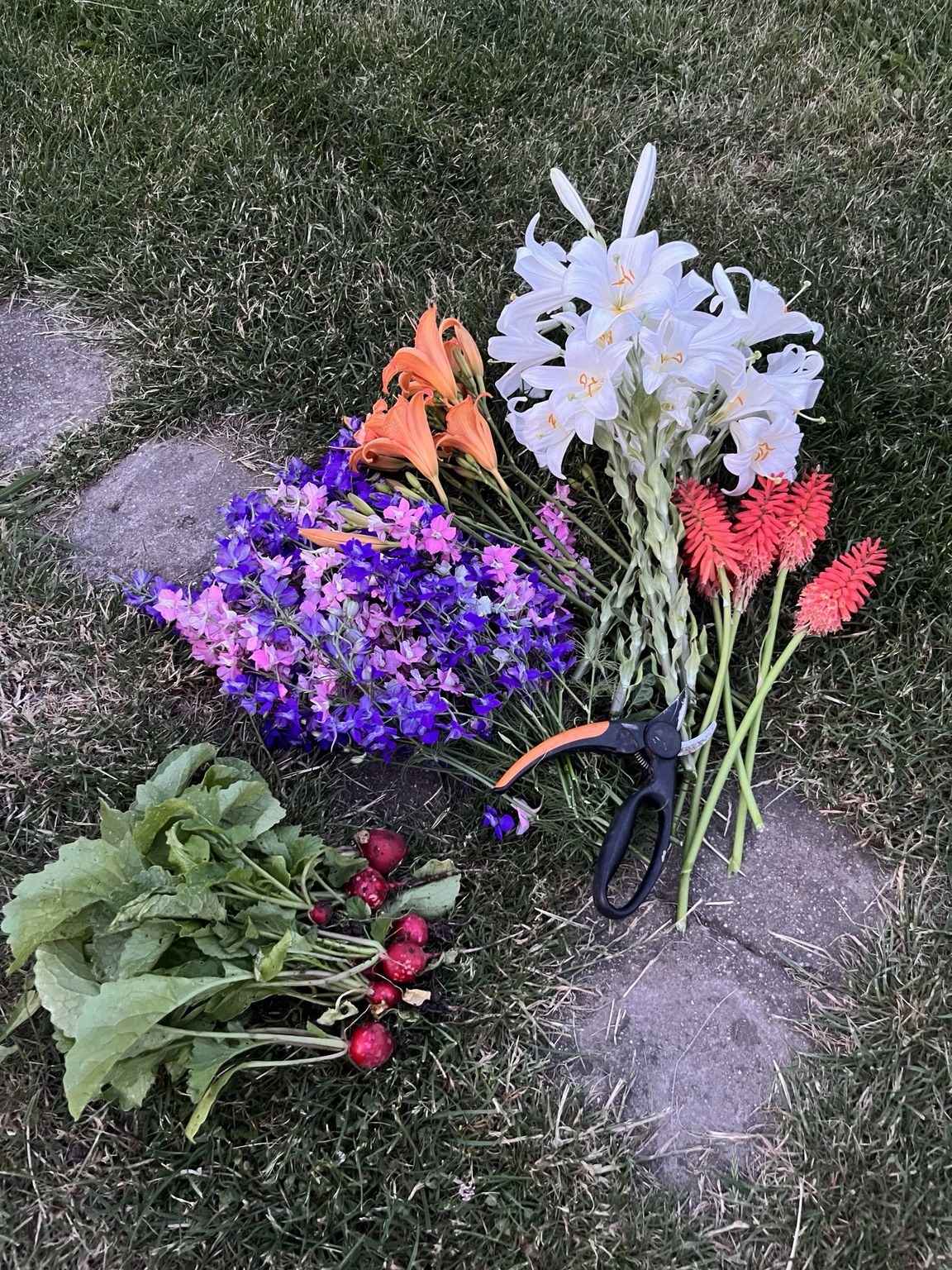 Kytice s liliemi a zahradními květy — tvorba Sany